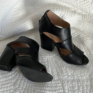 Yoki black leather heels